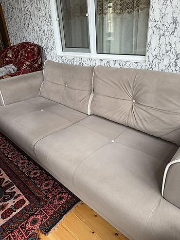 ağ stullar: Bej rəngli 3 nəfərlik divan - Rəng: Açıq bej/boz tonları, ağ kontur — 4
