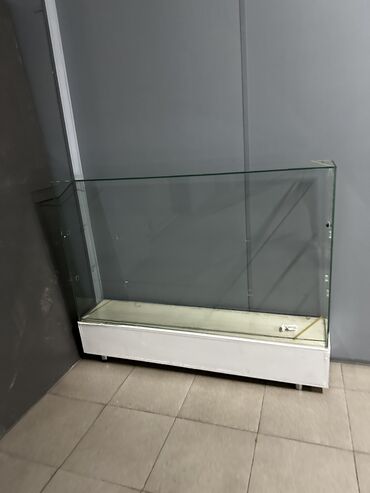 угловые стеклянные полки для ванной: Продается витрина Целая как новая с полками!