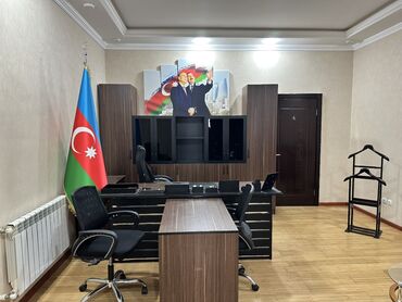 Ofis dəst mebeli: Ofis mebeli dəsti, daxilində stol, oturacaqlar və dolablar var. Stol