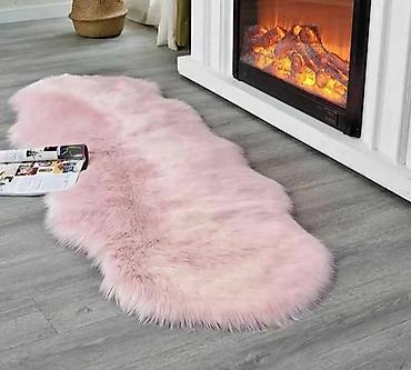 Tepisi i prostirke: Dekorativna mekana prostirka od veštačkog krzna Dimenzije 180x70 - — 1