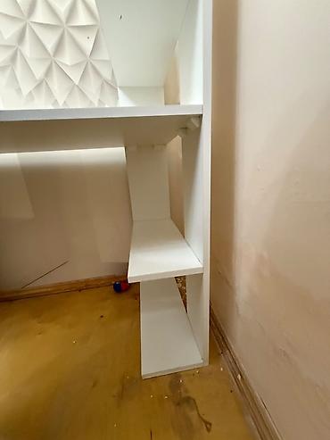ofis stolu: Satılır: Yazı/kompüter masası rəflərlə. Ağ rəngli, müasir dizaynlı — 2