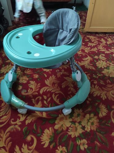 детская мебель для двоих детей: Ходунок б/у есть паломка в колесе но на работу не влияет 800 сом