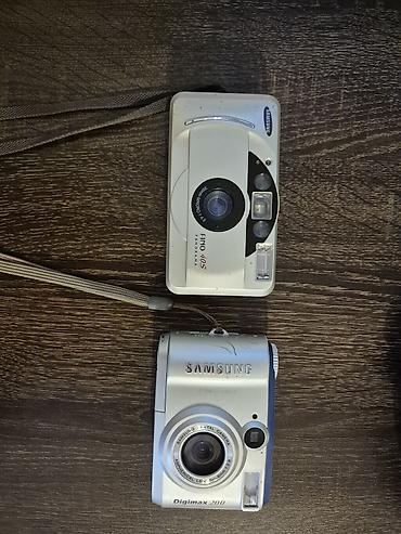 Foto və videokameralar: Samsung fotoaparat dəsti. Şəkillərdə 2 ədəd fərqli Samsung kamera — 1