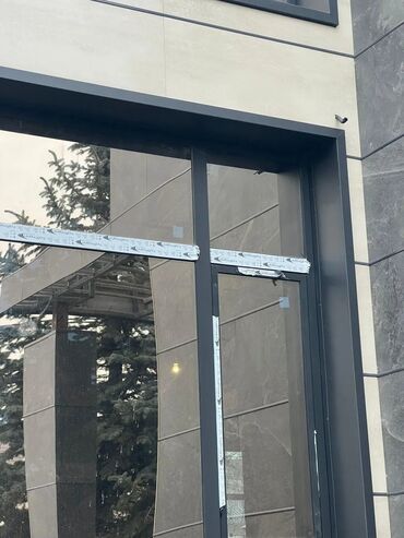 дверь железные: Алюминиевые окна на заказ, Витражные, Платная установка