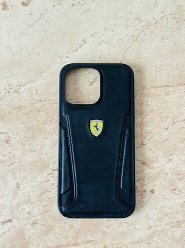 Kabrolar: Ferrari loqosu olan qara rəngli dəri iPhone 14 Pro Max qabı. Qoruyucu