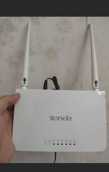 Salam Tenda markalı, ağ rəngli, simsiz Wi-Fi router. İki xarici