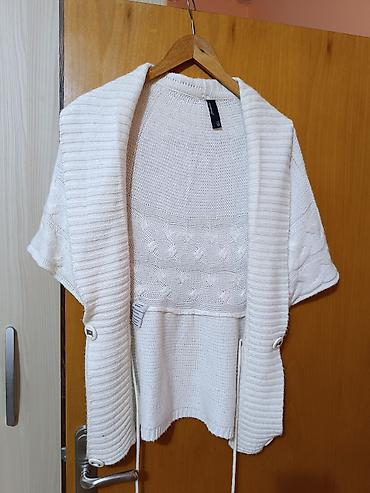 pull: Crvena bluza 500, veličina S/M, beli kardigan 500 din — 2