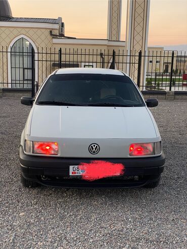 капият машина: Volkswagen Passat: 1991 г., 1.8 л, Механика, Бензин, Седан