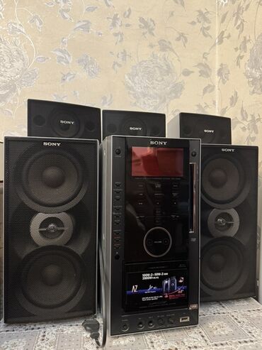 Наушники: Altı dinamikli və mərkəzi bloklu "Sony" ev audio sistemi. Mərkəzi blok