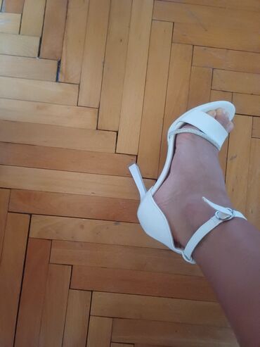 bele ravne sandale: Sandals, Perla, 39