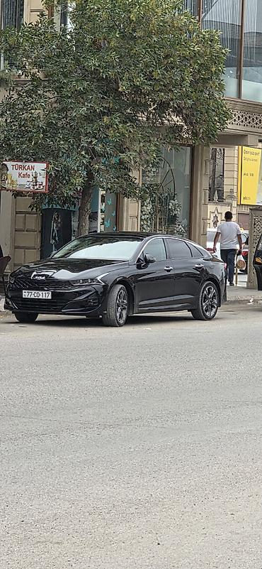 pec satisi: Kia K5 – sedan, qara rəng. - Yeni nəsil Kia loqolu, agressiv ön — 3