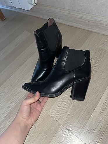 женские классические туфли на танкетке: Qadın üçün qara dəri ankle boots - Model: Chelsea tərzində qısa çəkmə — 1