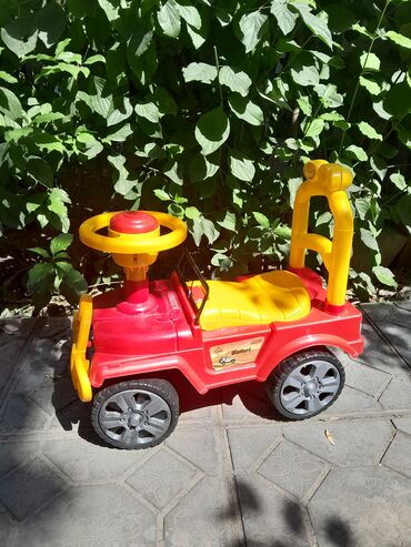 детские скамейки: Машинка-толокар для ребёнка до 3-4 лет, б.у., рабочая, в хорошем