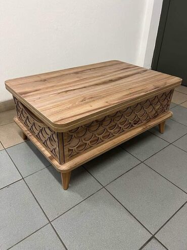 Stolovi: Dostupne su 4 boje, Dimenzije stola su 60x90, a kada se rasklopi — 11