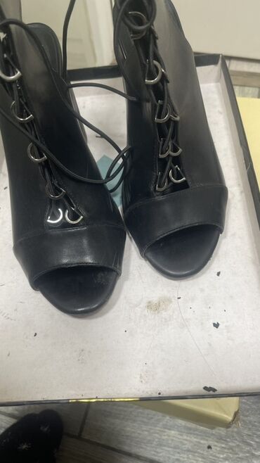 qaçış üçün qadın krosovkaları: Туфли, Размер: 37, цвет - Черный, Б/у