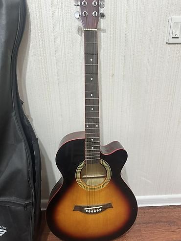 gitara akustik: Akuistik gitar – kəsik bədənli (cutaway) model - Korpus: sunburst rəng — 1