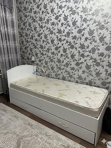 Кровати: Односпальная кровать с матрасом и выдвижными ящиками для хранения. - — 1