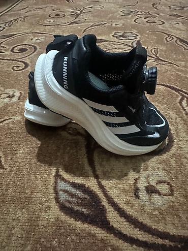 Детская обувь: Продаю кроссовки на мальчика в идеальном состоянии Черные 27р 600 сом — 2