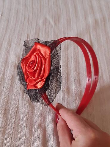 monsoon accessorize srbija: Crvena traka za kosu sa ručno rađenim ukrasom - Materijal: glatka — 2