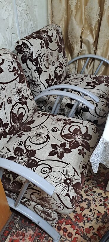 стенка горка для зала: Пара мягких кресел с металлическими подлокотниками. - Комплект: 2