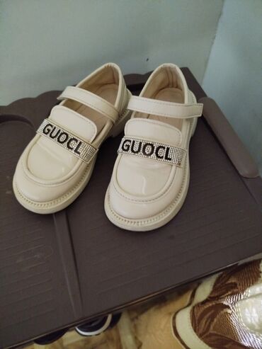 əsgər geyimləri: Az istifadə edilmiş uşaq ayaqqabısı yeni kimidir 31razmerdir