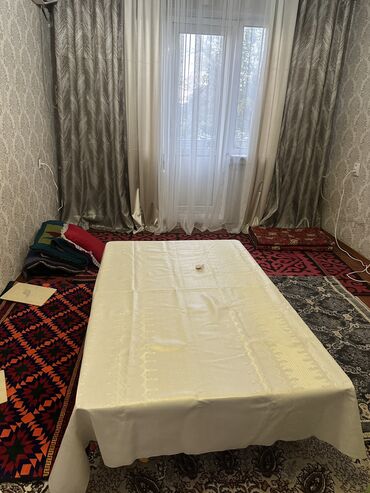 тегерек стол: Эртеңки тамак үчүн стол, Колдонулган, түсү - Кочкул кызыл