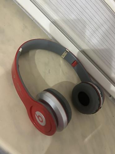 beats qulaqlıq: Qulaqlıq – qırmızı/gümüş rəngli, on-ear tip Xüsusiyyətlər: - Simsiz — 1