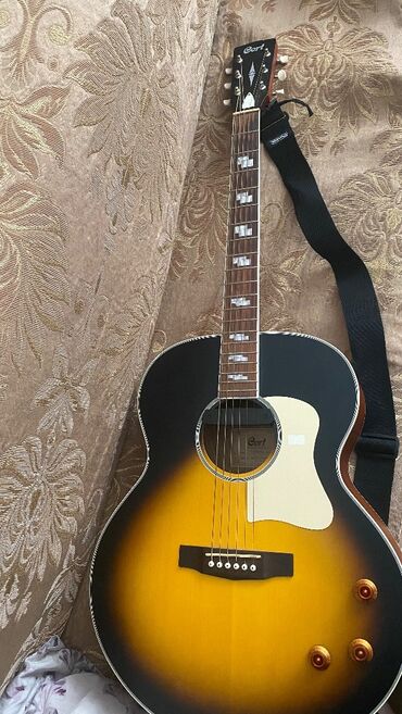 ucuz gitara: Yeni alınıb Röyaldan musiqi aletlərindən sadəcə pula ehtiyac olduğu