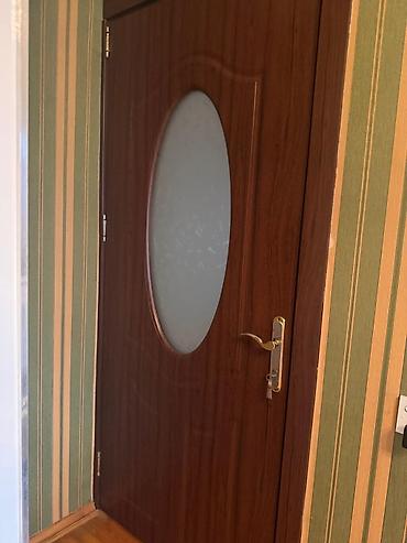 Qapılar və aksessuarlar: Otaq qapısı – şüşəli, taxta teksturalı, Biri 50 manat,3 ədəd qapidir — 1