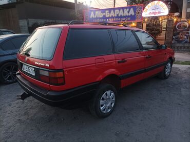 дом колёсах: Volkswagen Passat Variant (универсал), версия GL, красного цвета