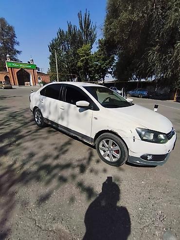 машина салон: Volkswagen Polo: 2012 г., 1.6 л, Механика, Бензин, Седан — 1