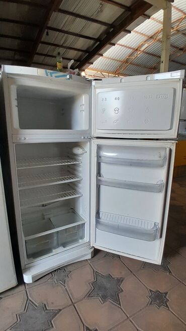 холодильник авто: Муздаткыч Indesit, Эки камералуу