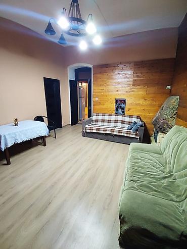 Mənzillər: 3 otaqlı 28 may metrosunun təzə çıxışında hər şəraitli həyət evi 600 — 5