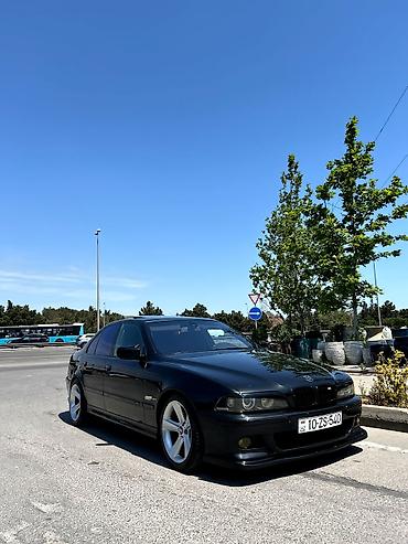 e39 guzgu: BMW 5 Series E39 sedan – qara rəng, M-paket üslublu eksteryer — 4