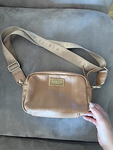 sinsay bela torbica: MOHITO ženska crossbody torba u bež/karamel nijansi. Dimenzije — 2