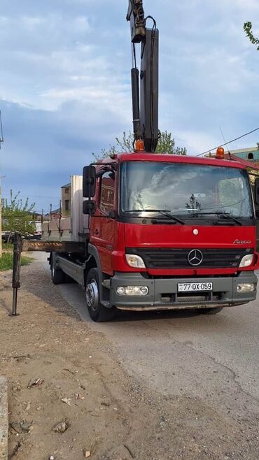 Yük maşınları üçün qoşqular: Mercedes-Benz Atego modeli, qırmızı rəngli, bortlu kran-manipulyatorlu