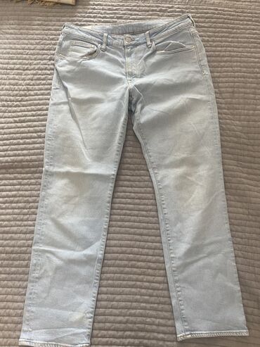 одежд: Светлые джинсы H&M фасона Regular Fit, выполненные из денима