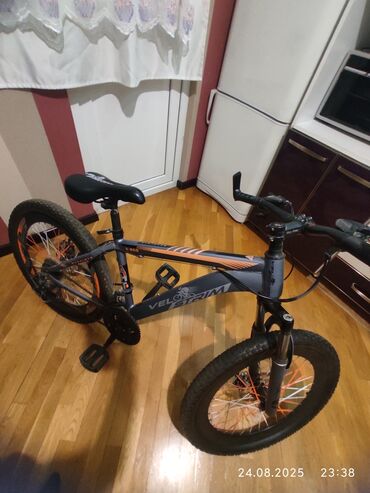 İdman velosipedləri: Velosiped – VeloStorm V-8 - Dağ tipli gövdə, “VeloStorm” loqolu