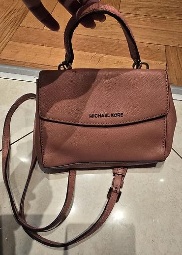 Torbe: MICHAEL KORS mala torba preko ramena, a moze se nositi i u ruci. Neka — 10