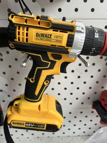 купить бу набор ключей и головок: Аккумуляторная дрель-шуруповерт DeWalt желто-черного цвета. Инструмент