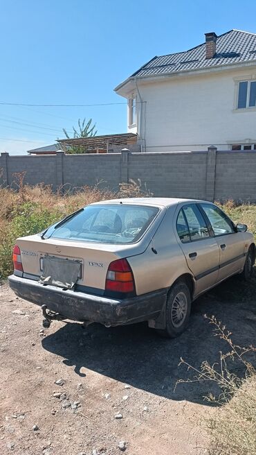 Nissan: Nissan Primera: 1992 г., 1.6 л, Механика, Бензин, Хэтчбэк