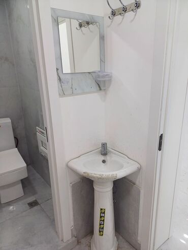Ofis dəst mebeli: Kirayə verilən ofis sahəsi Bakının mərkəzində, "28 May" metrosuna