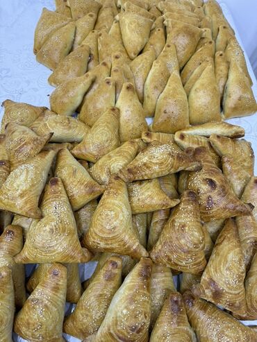 Кондитерские изделия, сладости: Свежая выпечка ручной работы, представленная в нескольких видах — 5