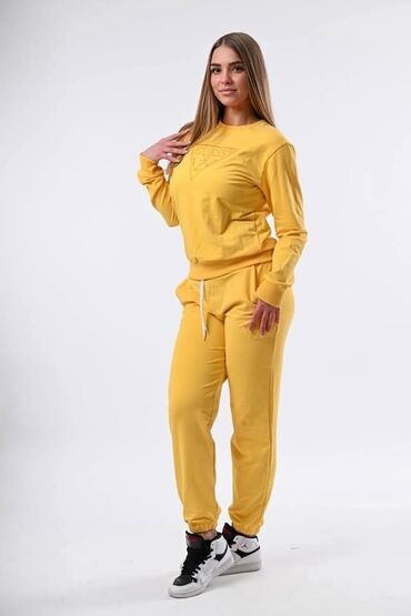 Gornji i donji deo: Zenske trenerke
S M L XL XXL
vezen znak Cena 2800 din — 20