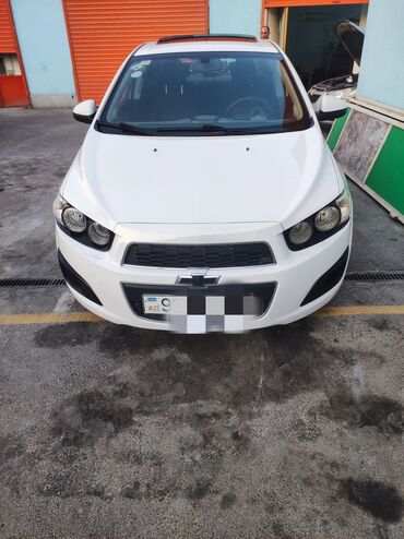 Ağ rəngdə olan Chevrolet Sonic sedanı. Maşın rahat və ekonomdur. Şəhər