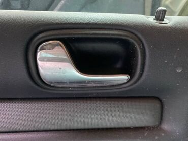 ауди перехода: Ручка двери внутренняя Audi A4 B5 1.6 БЕНЗИН 1999 задн. лев. (б/у)