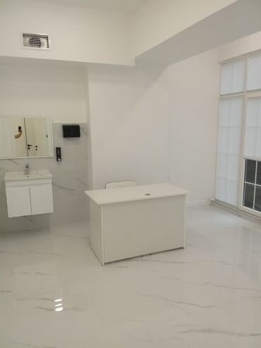 Kommersiya daşınmaz əmlakının satışı: KLİNİKA icarəyə verilir. Otaqların sayı 21 di. SAHƏSİ 430 kV . YENİ — 4