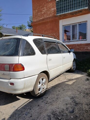 продаю машину требуется ремонт двигателя: Минивэн Toyota Ipsum белого цвета, оснащенный багажником на крыше