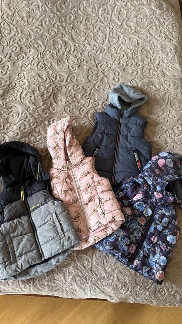 женские зимние куртки на синтепоне: Жилетка, Унисекс, 4 - 5 лет, H&M
