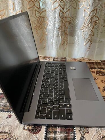 Masaüstü kompüterlər və iş stansiyaları: Intel Core i9, 16 "